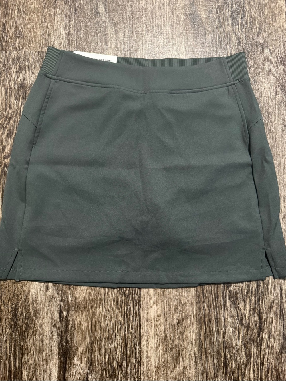 Women’s Performance Skort in Deep Green